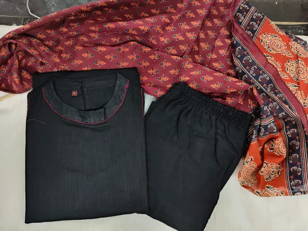 Black_Kurta_Set_With_Printed_Dupatta_for_Women