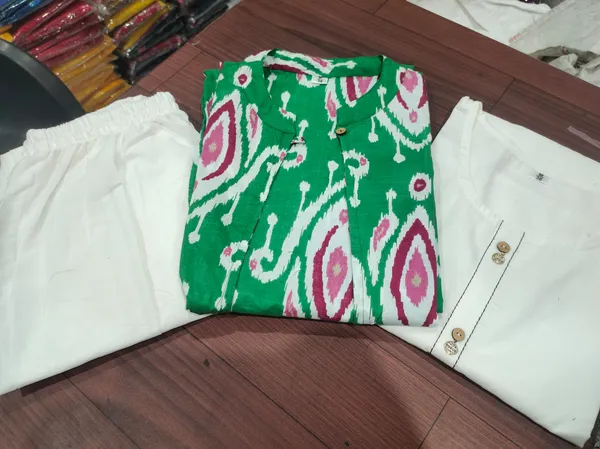 White_Sleeveless_Ethnic_Kurta_Set_With_Green_Printed_Dupatta_for_Women
