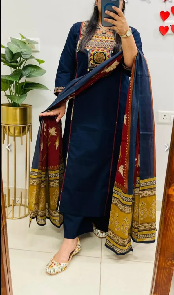 Green_Cotton_Kutch_Embroidered_Kurta_Set_for_Women