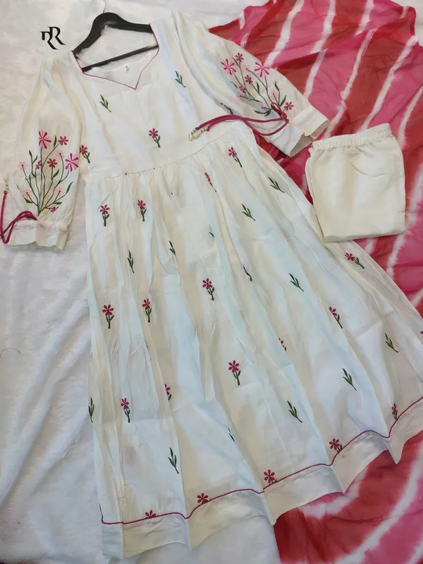 White_Floral_Embroidered_Kurta_Set_for_Women