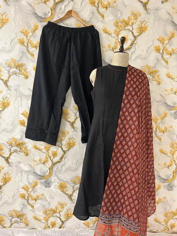 Black_Kurta_Set_With_Printed_Dupatta_for_Women