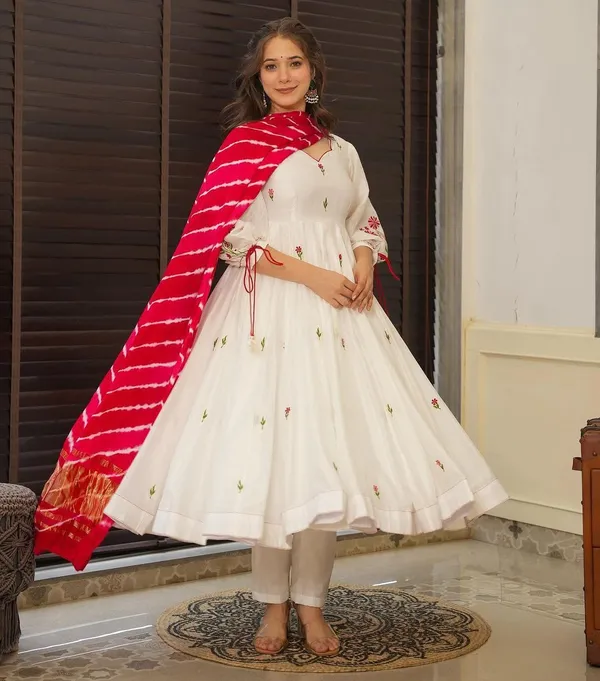 White_Floral_Embroidered_Kurta_Set_for_Women