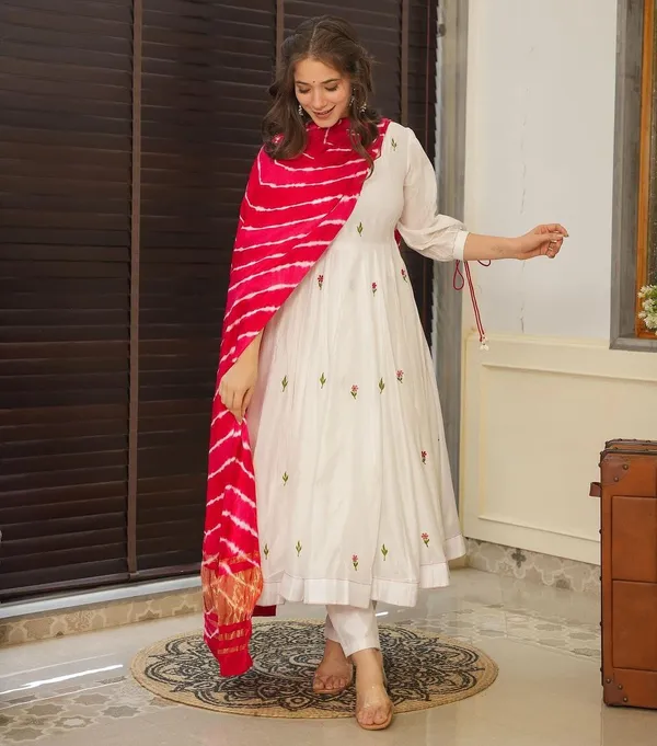 White_Floral_Embroidered_Kurta_Set_for_Women