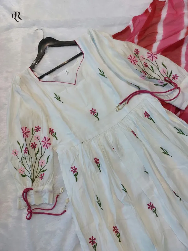 White_Floral_Embroidered_Kurta_Set_for_Women