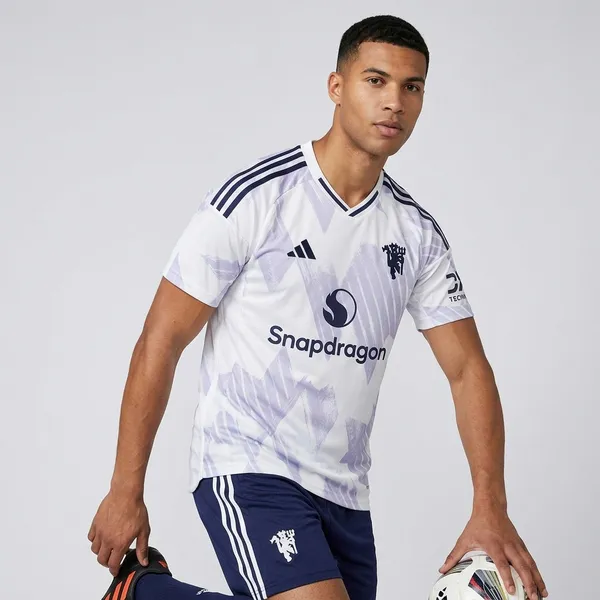 White_Man_U_Retro_Jersey_set_with_shorts