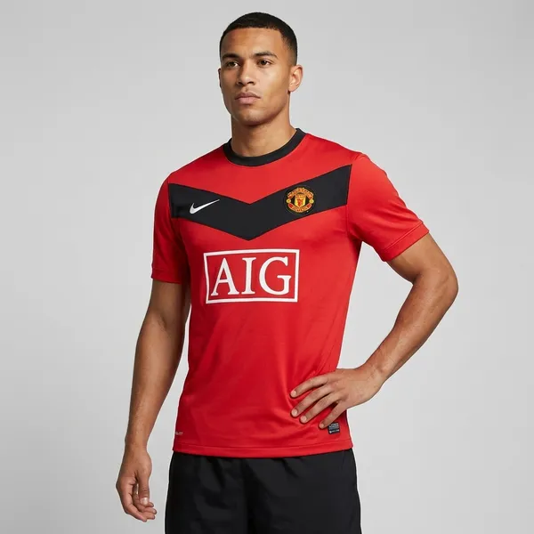 Red_Nike_Manchester_United_Retro_Jersey_set_with_shorts