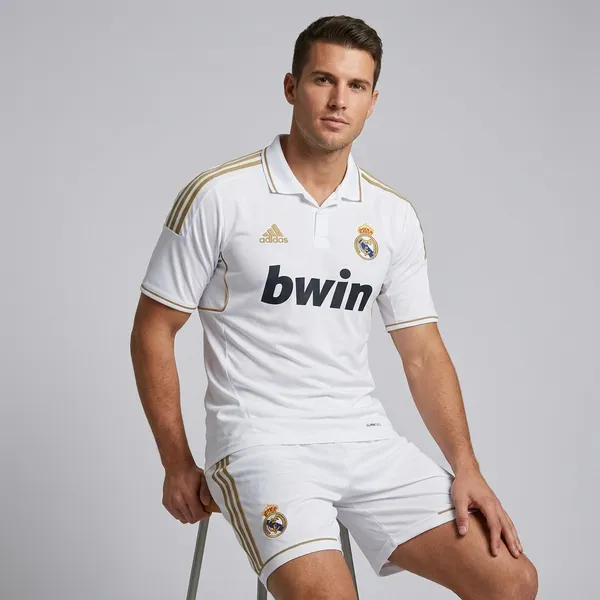 Real_Madrid_bwin_Retro_jersey_set_with_shorts