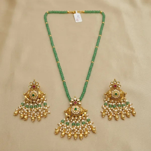 Gold_Green_Kundan_Peacock_Maang_Tikka_With_Pearl_Drops_For_Women