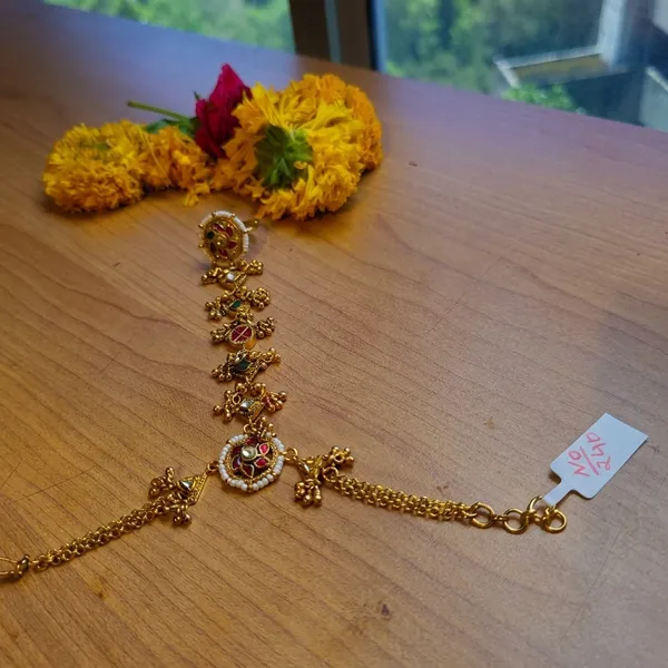 Antique_Gold_Kundan_Ethnic_Maang_Tikka_For_Women