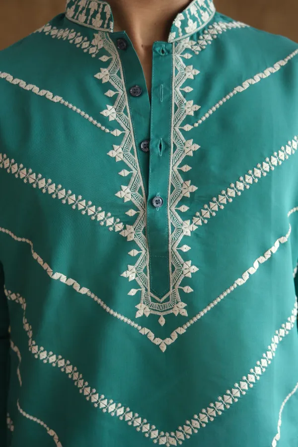 Nexoira_Men_Embroidered,_Leheriya_Straight_Kurta_(Green)
