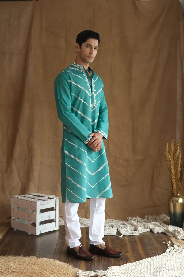 Nexoira_Men_Embroidered,_Leheriya_Straight_Kurta_(Green)