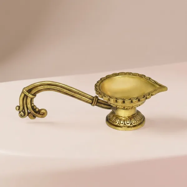 Brass_Antique_Traditional_Pooja_Diya_With_Aarti_Handle