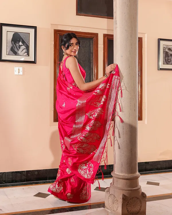 Magenta_Swan_Motif_Silk_Saree