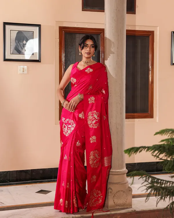 Magenta_Swan_Motif_Silk_Saree