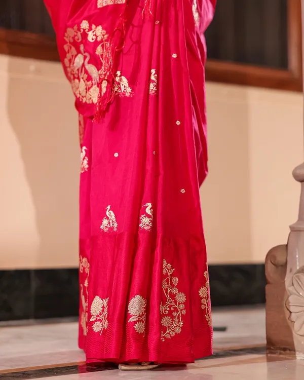 Magenta_Swan_Motif_Silk_Saree