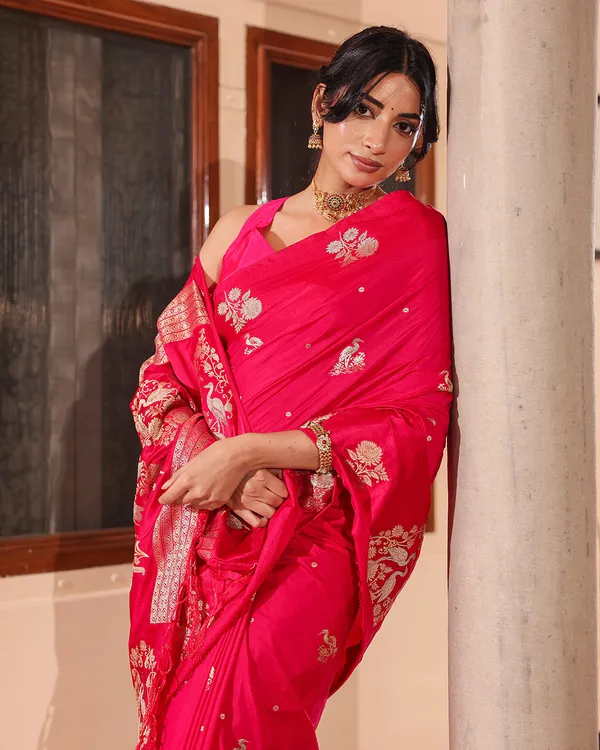 Magenta_Swan_Motif_Silk_Saree