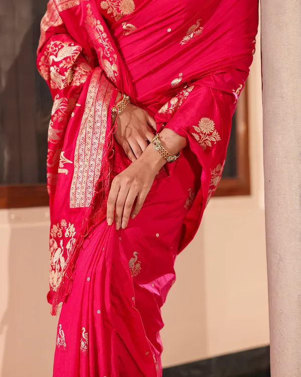 Magenta_Swan_Motif_Silk_Saree