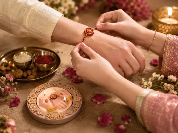 Rakhi_/_Rakha_Bandhan_Pillar_Candle