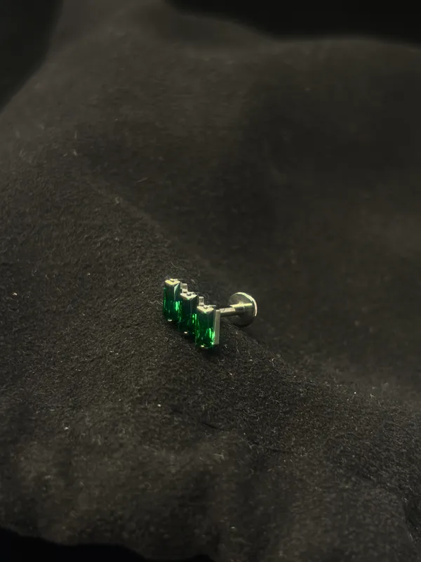 Titanium_Green_Baguette_Crystal_Silver_Cartilage_Piercing_Stud