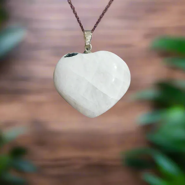Natural_Crystal_Heart_Pendants_Healing_Gemstone_Heart_Necklaces_For_Love_Emotional_Balance_Positive_Energy_Moonstone