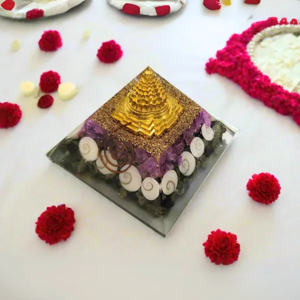 Dhan_Suraksha_Laxmi_Pyramid_Orgonite_Amethyst_Gomti_Chakra