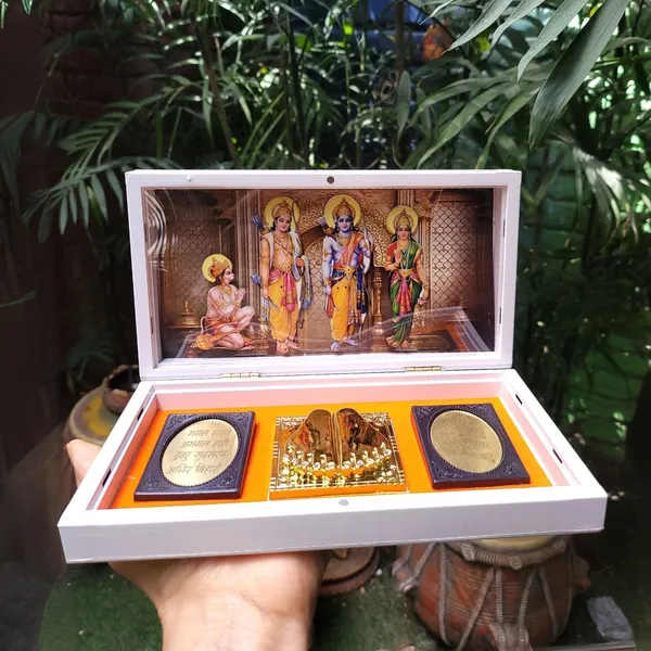 Ram_Darbar_Pocket_Temple_Box_With_Charan_Paduka_Ramayan_Chaupai_Gold_Plated_1_Piece_8_X5