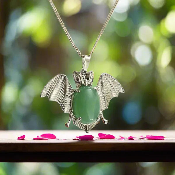 Green_Aventurine_Bat_Symbol_Pendant_Natural_Crystal_Necklace_For_Luck_Protection_Heart_Chakra_Healing_Unisex_Spiritual_Jewelry