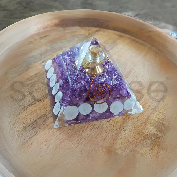 Soulwise_Orgonite_Pyramid_With_Amethyst_Crystal_Gomti_Chakra_Shivling_7_Cm_Energy_Generator_For_Vastu_Meditation_Healing_Home_Decor