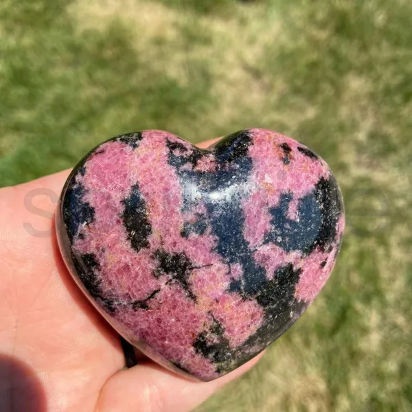 Rhodonite_Heart_Stone_Polished_Natural_Crystal_For_Meditation_Emotional_Balance_Love_Energy_Spiritual_Home_Decor_Gift