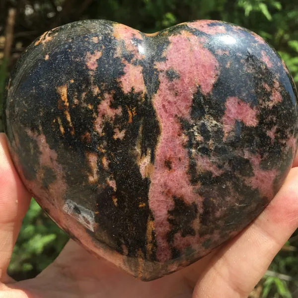Rhodonite_Heart_Stone_Polished_Natural_Crystal_For_Meditation_Emotional_Balance_Love_Energy_Spiritual_Home_Decor_Gift