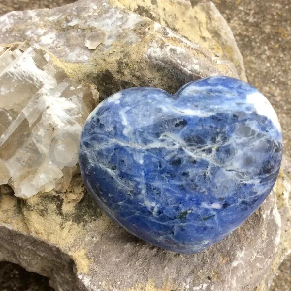 Sodalite_Heart_Stone_Polished_Natural_Crystal_For_Meditation_Calm_Energy_Emotional_Balance_Spiritual_Home_D_Cor_Gift