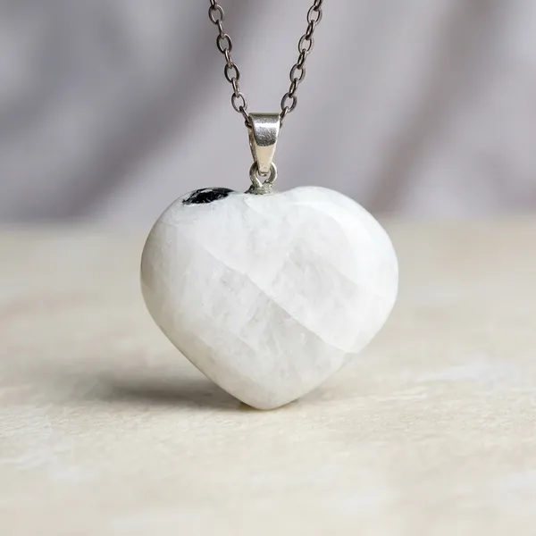 Natural_Crystal_Heart_Pendants_Healing_Gemstone_Heart_Necklaces_For_Love_Emotional_Balance_Positive_Energy_Moonstone