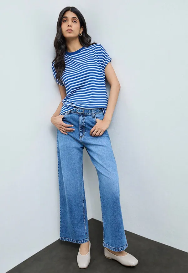 Blue_and_white_woman_T-shirt