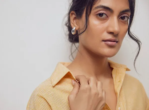 Yellow_lining_women’s_shirt