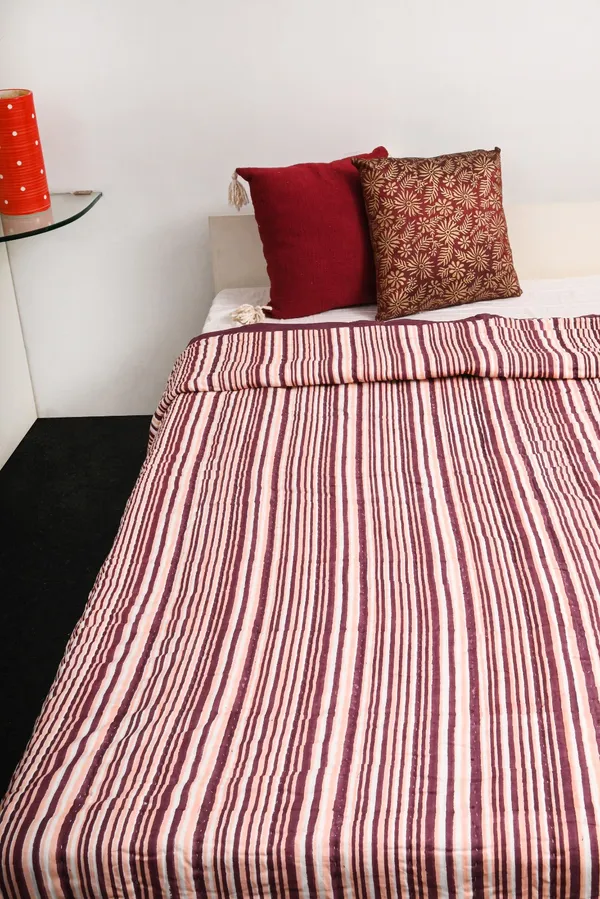 Red_And_White_Cotton_Soft,_Fluffy_And_Super_Comfortable_Double_Bed_Quilt_For_Bedroom__TC_400