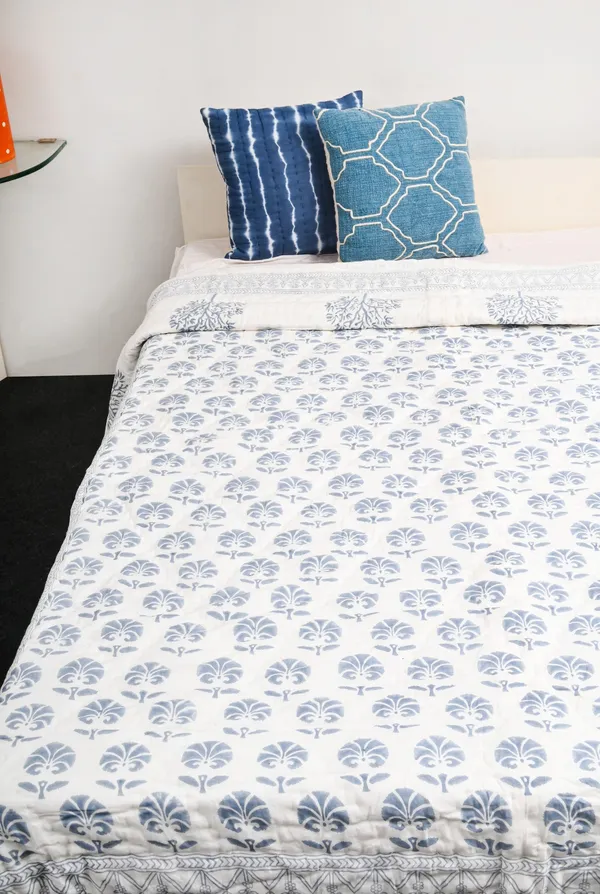 White_And_Blue_Cotton_Soft,_Fluffy_And_Super_Comfortable_Double_Bed_Quilt_For_Bedroom__TC_400