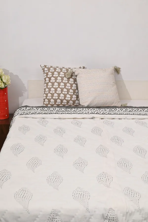 White_And_Grey_Cotton_Soft,_Fluffy_And_Super_Comfortable_Double_Bed_Quilt_For_Bedroom__TC_400