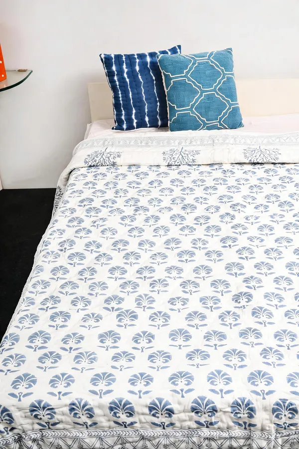 White_And_Blue_Cotton_Soft,_Fluffy_And_Super_Comfortable_Double_Bed_Quilt_For_Bedroom__TC_400