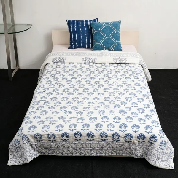 White_And_Blue_Cotton_Soft,_Fluffy_And_Super_Comfortable_Double_Bed_Quilt_For_Bedroom__TC_400
