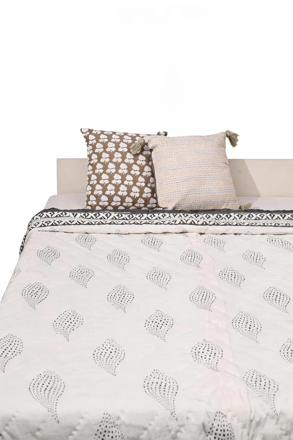 White_And_Grey_Cotton_Soft,_Fluffy_And_Super_Comfortable_Double_Bed_Quilt_For_Bedroom__TC_400