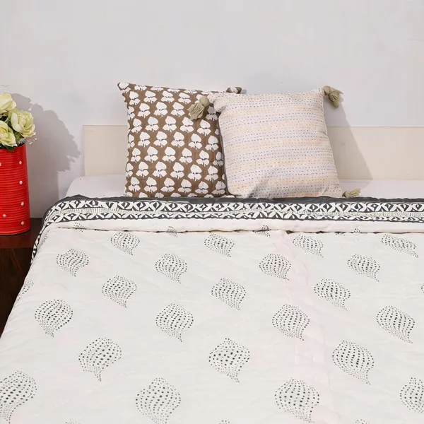 White_And_Grey_Cotton_Soft,_Fluffy_And_Super_Comfortable_Double_Bed_Quilt_For_Bedroom__TC_400