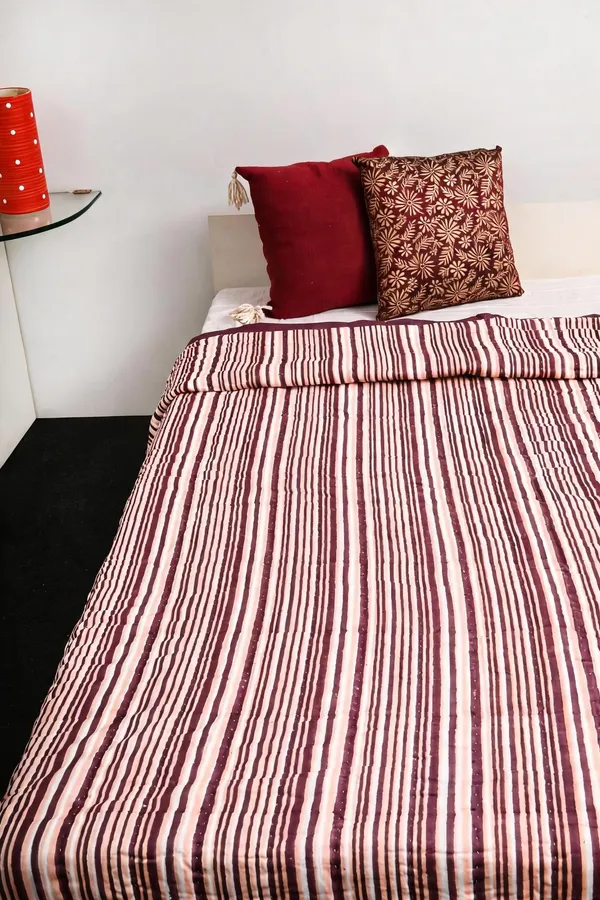 Red_And_White_Cotton_Soft,_Fluffy_And_Super_Comfortable_Double_Bed_Quilt_For_Bedroom__TC_400