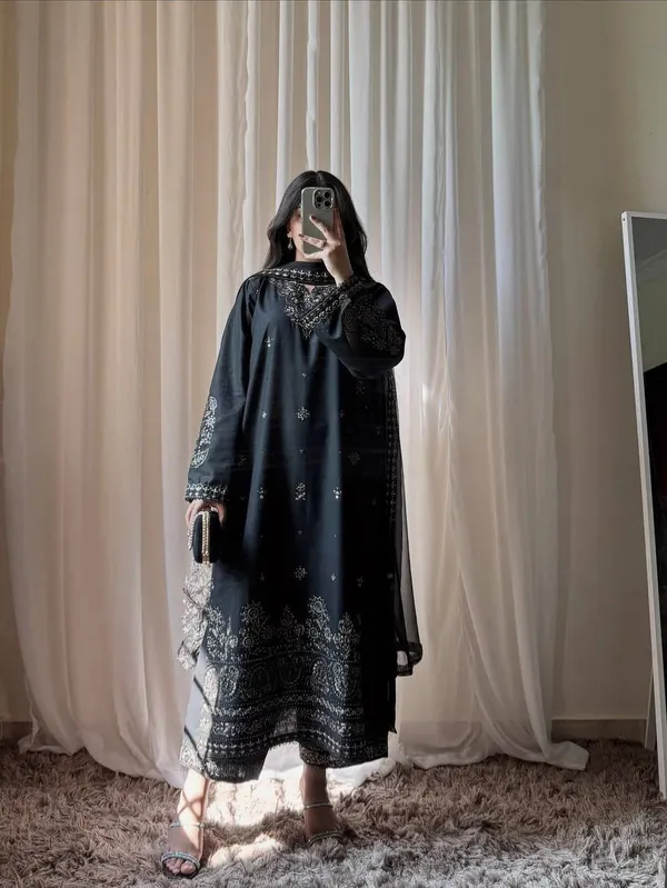 Black_Embroidered_Anarkali_Kurta_With_Heavy_Border