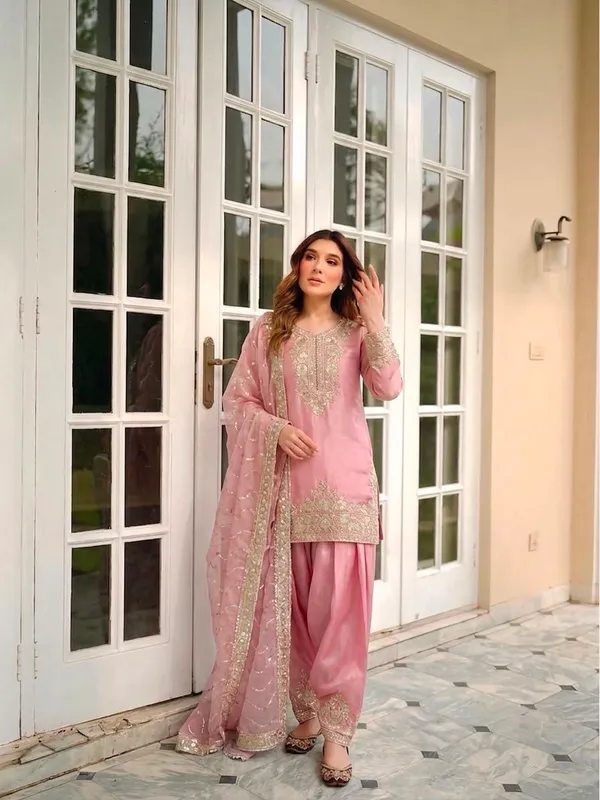 Elegant_Baby_Pink_Embroidered_Straight_Kurta_Pant_Set