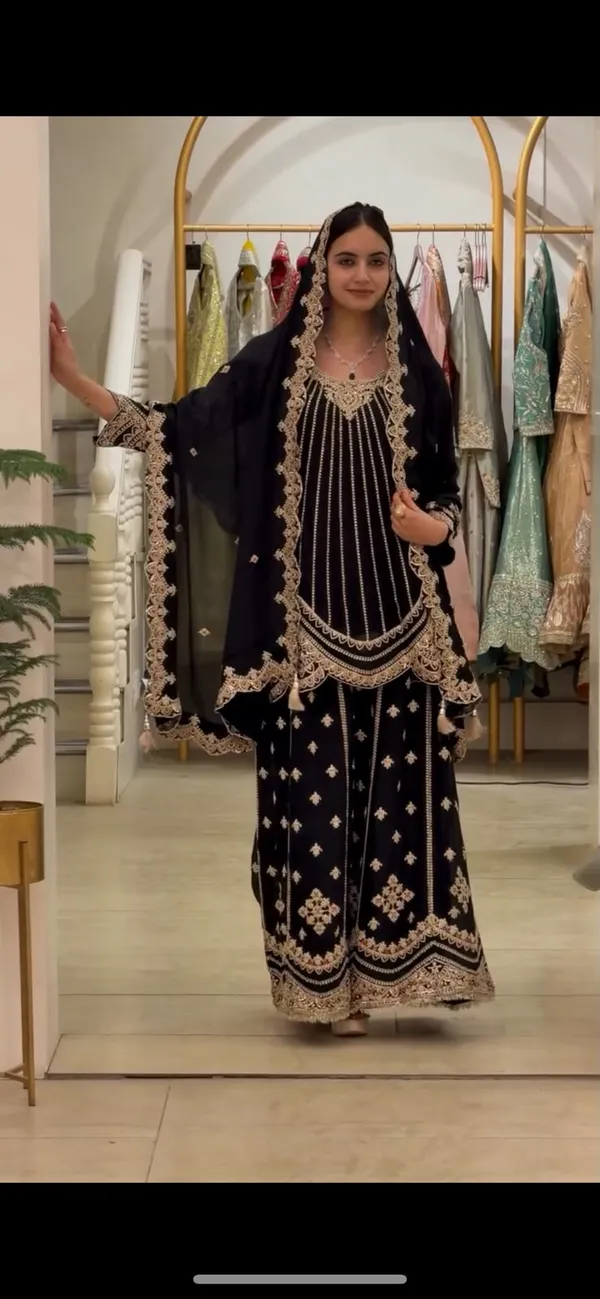 Elegant_Black_Pakistani_Salwar_Suit_with_Heavy_Embroidery