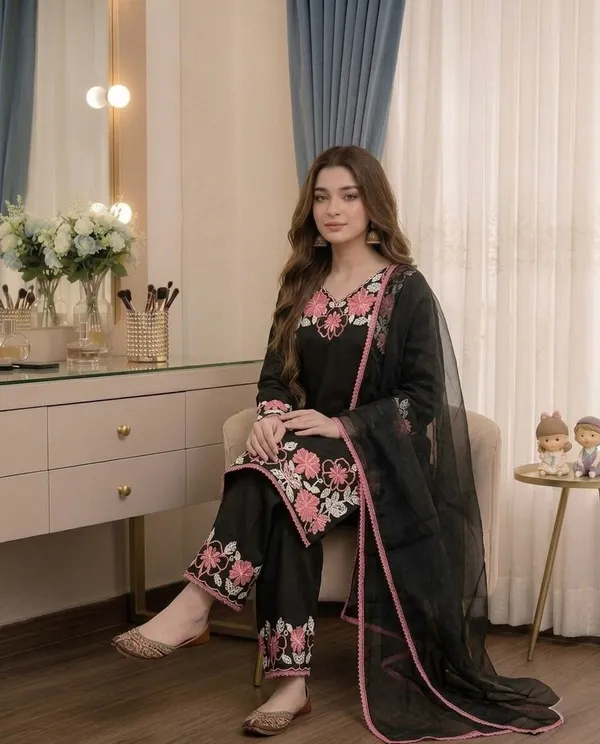 Luxury_Black_Floral_Embroidered_Pakistani_Salwar_Kameez_Set