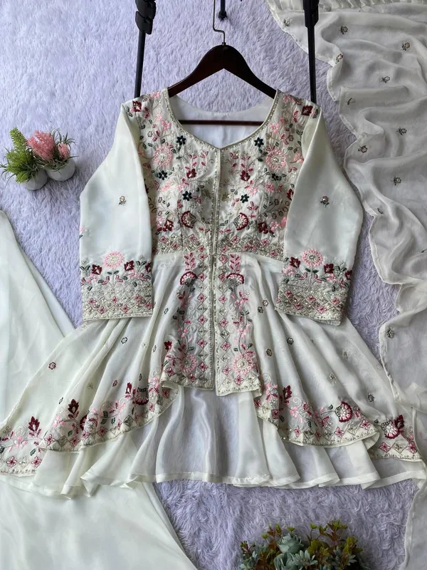 Royal_White_Embroidered_Kurta_Plazzo_