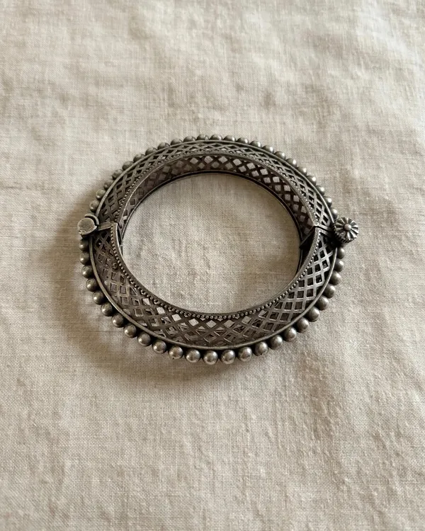 Adjustable_Brass_Jaali_Silverlook_Bangle_(2.4_-2.6)