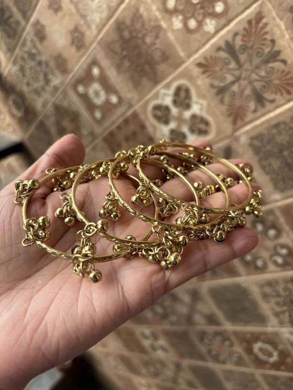 JEWELS_BY_ARAINA_Set_of_4_Beads_Bangle