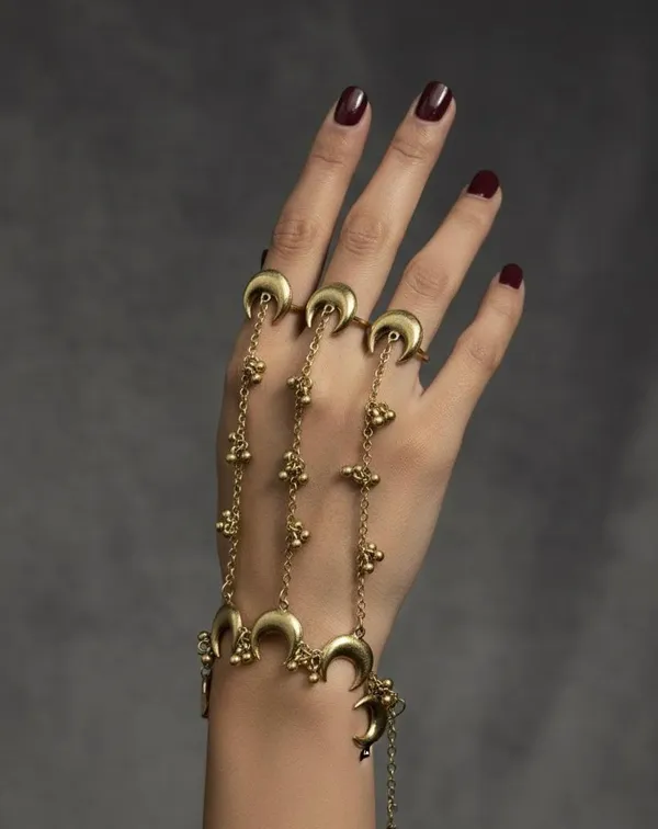 Crescent_Moon_Hath_Phool_Hand_Harness_With_Finger_Rings